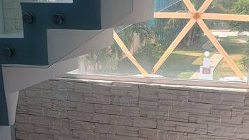 TV 50 polegadas com canais a cabo, Netflix, serviços de streaming