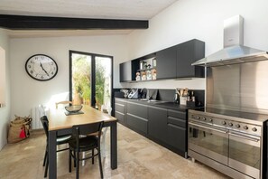 Frigorífico, horno, lavavajillas y utensilios de cocina