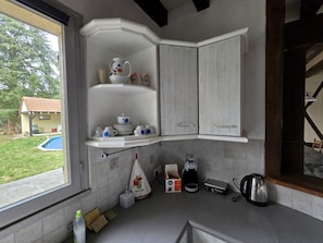 Een koelkast, een microgolfoven, een oven, een vaatwasser