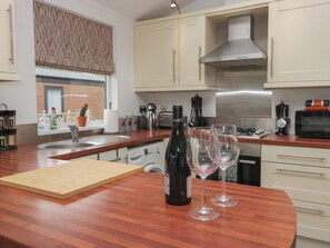 Cookware/dishes/utensils - Gressingham View Lodge (Carnforth)