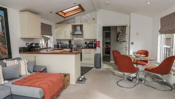Flat-screen TV, fireplace