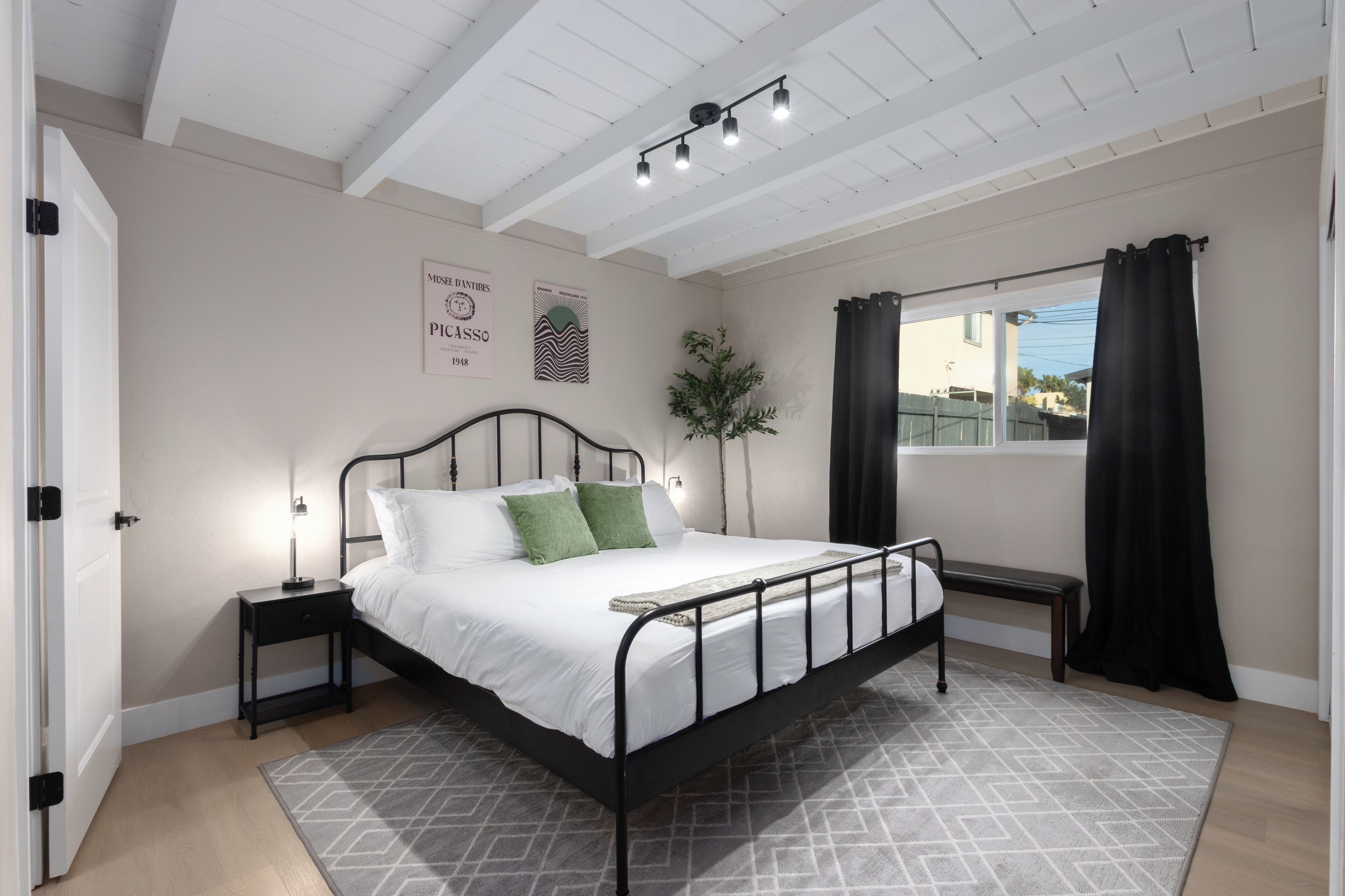 3 Schlafzimmer, Schreibtisch, Bügeleisen/Bügelbrett, Reisekinderbett