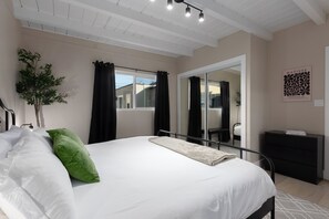 3 bedrooms, desk, iron/ironing board, travel crib
