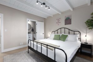 3 Schlafzimmer, Schreibtisch, Bügeleisen/Bügelbrett, Reisekinderbett