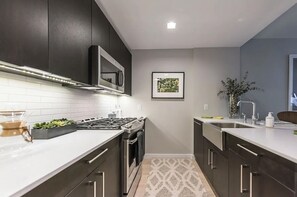 Private kitchen - Cozy 1-bedroom apartment in amazing Midtown West/Hells Kitchen (New York)