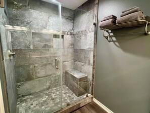 Douche, sèche-cheveux, serviettes fournies, savon