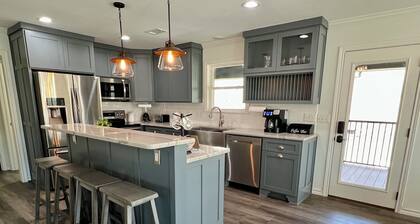 Spacious Cabin on Little Mo River!! Game Room! Relax & Have Fun! 4 Bed, 4.5 Bath