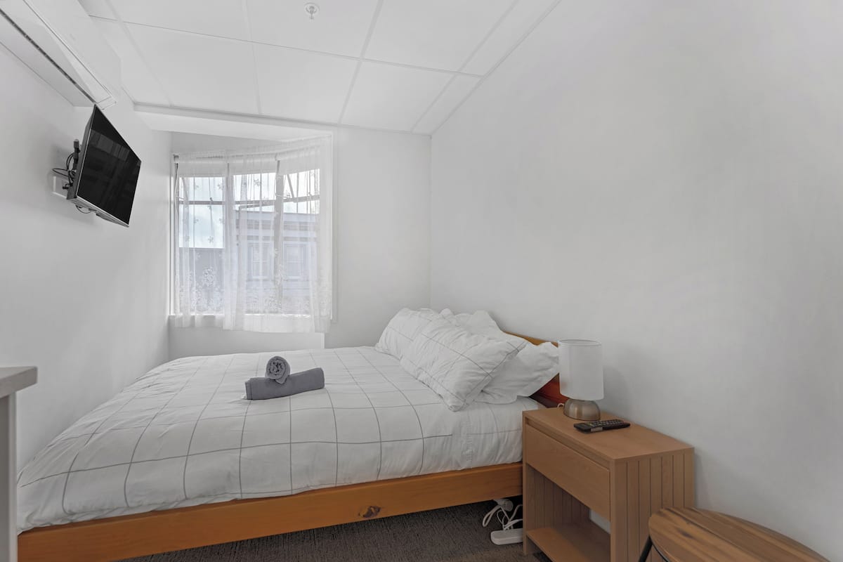 2 bedrooms, iron/ironing board, free WiFi