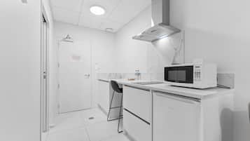 Estudio familiar | Cocina privada | Frigorífico pequeño, microondas, placa de cocina y utensilios de cocina
