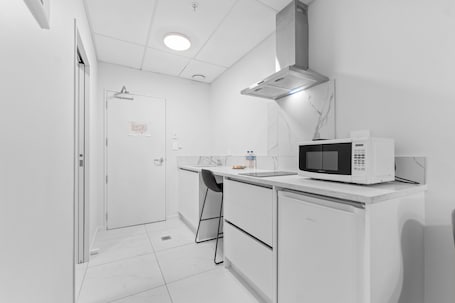 Family Studio | Private kitchen | Mini-fridge, microwave, stovetop, cookware/dishes/utensils