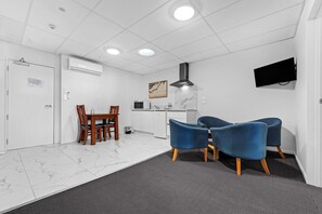 Comfort Apartment | Living area - Onehunga Suites (Auckland)