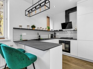 Fridge, oven, stovetop, dishwasher