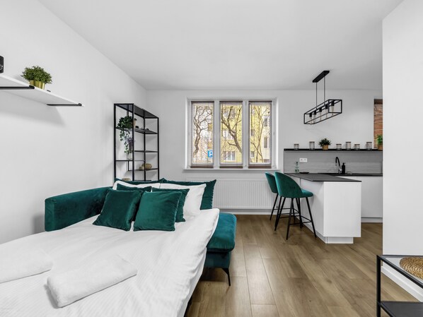 Iron/ironing board, WiFi, bed sheets