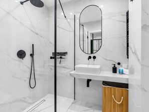 Een douche, een haardroger, handdoeken, zeep
