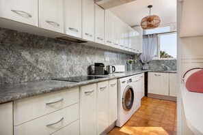 Frigorifero, microonde, forno, piano cottura