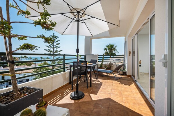 تناول الطعام بالخارج