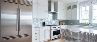 Luxury Waterfront Home Private Dock, Stunning Views & Sleeps 14