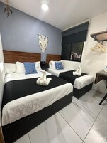 Habitación triple familiar | Caja fuerte, escritorio, espacio para trabajar con un portátil