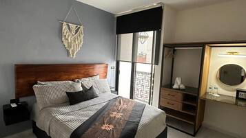 Habitación doble junior, balcón, vista a la ciudad | Caja de seguridad en la habitación y escritorio