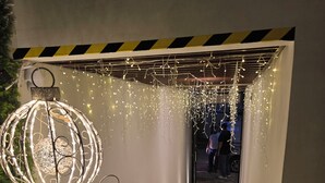 A corridor with decorative spherical light fixtures and string lights. - Hotel Palenque Premier (Palenque)