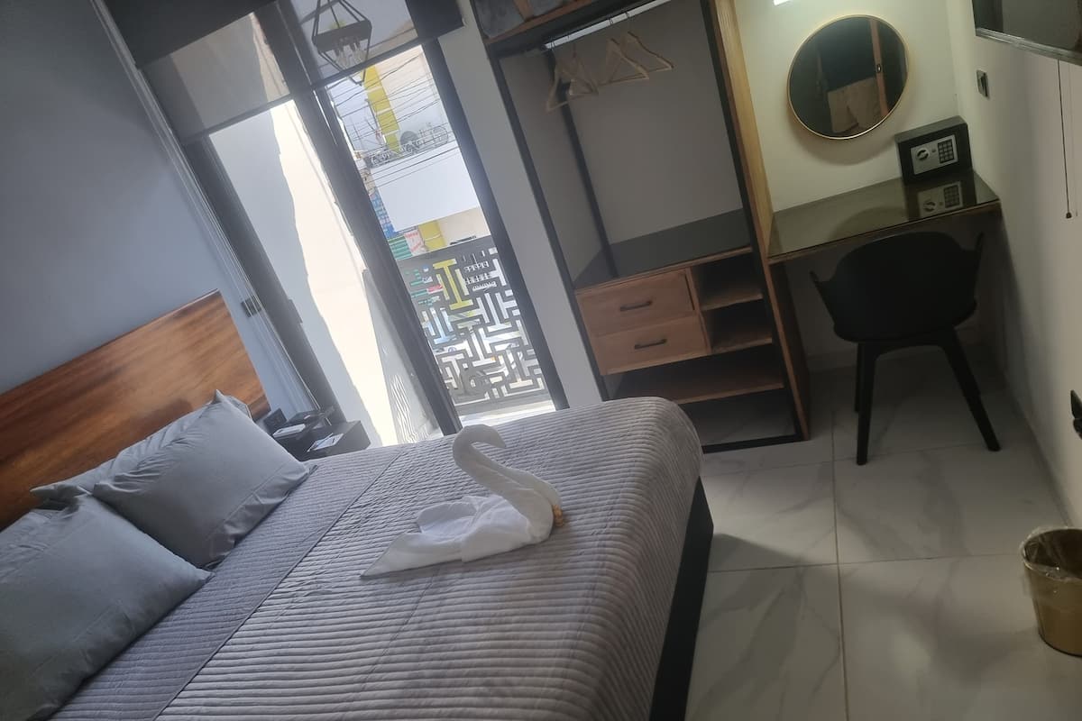 Caja de seguridad en la habitación y escritorio
