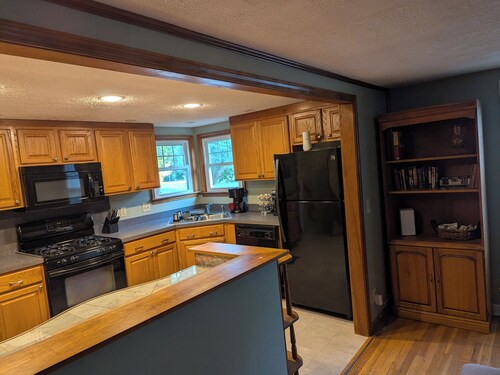 Cozy 4-bdrm house in safe neighborhood just around the corner from Syracuse Univ