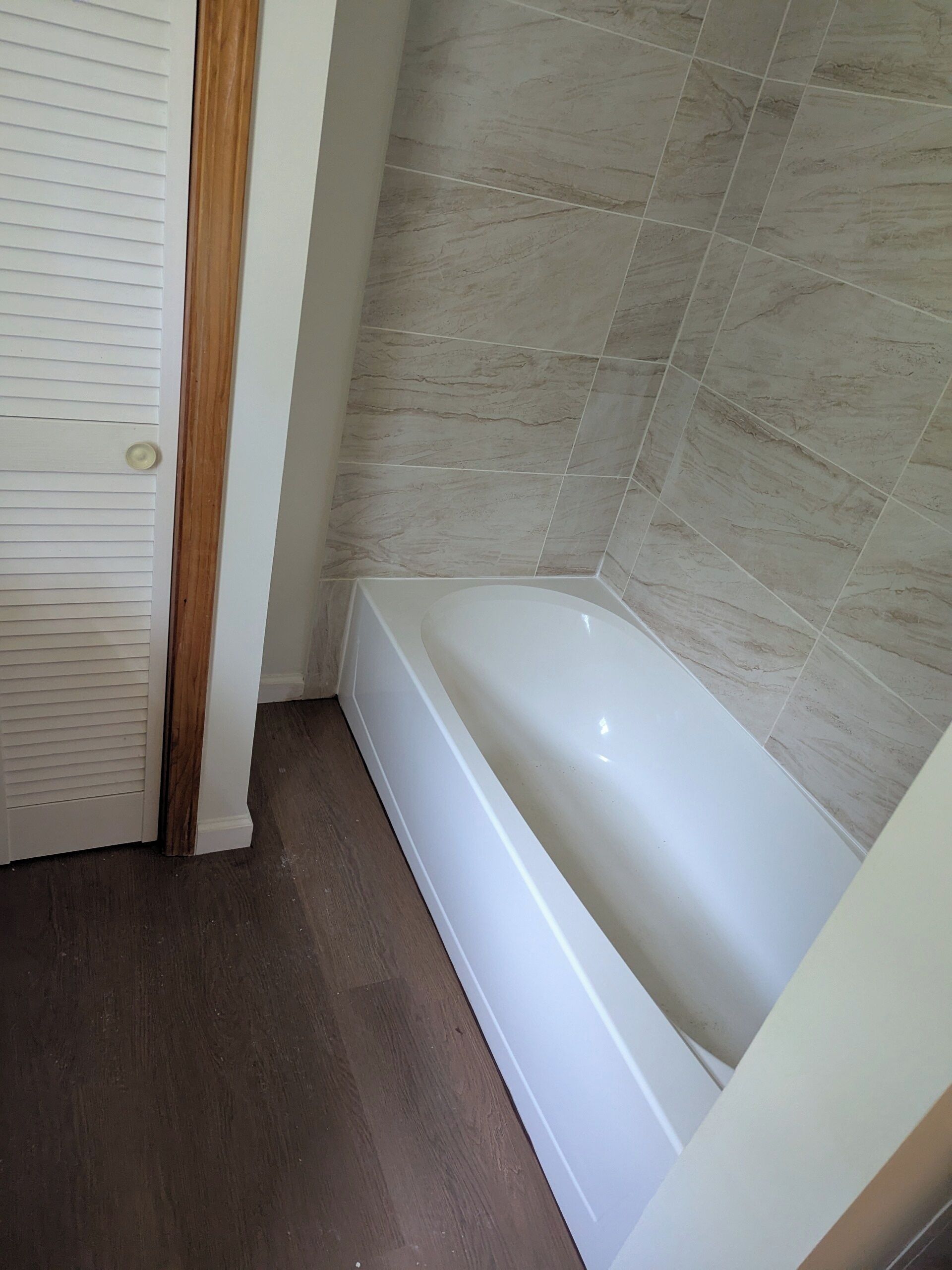 Shower, jetted bath, hair dryer, towels