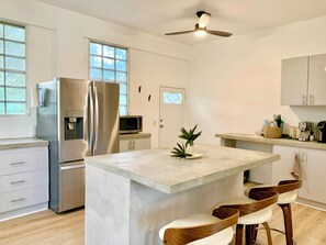 Geladeira, micro-ondas, fogão, cooktop