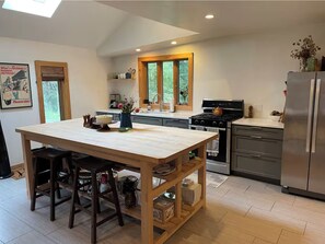 Frigorifero, forno, piano cottura, macchina per tè/caffè