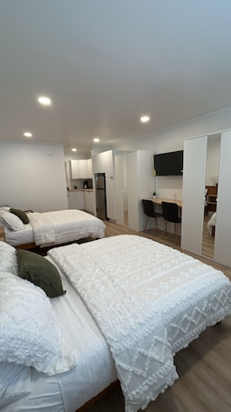 1 bedroom, desk, iron/ironing board, free WiFi. #2 Hygge Hus Hotel - Double Room - Connectable -WiFi and AC in charming Andrews