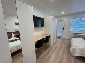 1 bedroom, desk, iron/ironing board, free WiFi - #2 Hygge Hus Hotel - Double Room - Connectable -WiFi and AC in charming Andrews (Andrews)