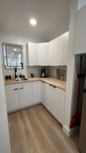 Fridge, microwave, stovetop, coffee/tea maker - #2 Hygge Hus Hotel - Double Room - Connectable -WiFi and AC in charming Andrews (Andrews)