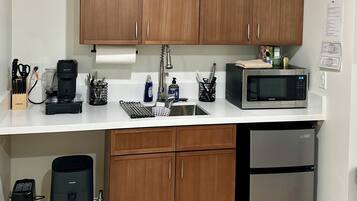 Een koelkast, een microgolfoven, een koffiezetapparaat/waterkoker