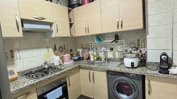 Kühlschrank, Ofen, Herdplatte, Wasserkocher mit Kaffee-/Teezubehör