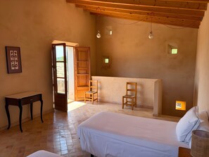 4 عدّة غرف نوم ومكواة/لوح كي وواي فاي مجانًا وملاءات أسرّة