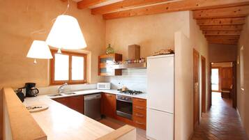 Frigorífico, microondas, horno y placa de cocina