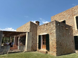 المنشأة من الخارج