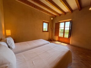 4 quartos, ferros/tábuas de passar roupa, Wi-Fi de cortesia
