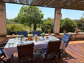 تناول الطعام بالخارج