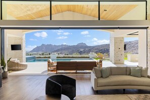 Smart-tv, eldstad, böcker och kontor