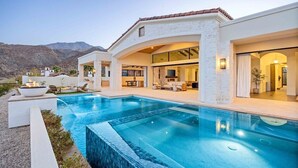 A modern house with a swimming pool, outdoor seating, and a view of the mountains. - Poolside Oasis, Golf Paradise, Hot Tub, Spa, Views (La Quinta)