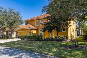 Exterior - Movie room, games room, private pool & much more (Davenport)