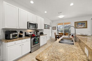 ثلاجة، ميكروويف، فرن، موقد طهي مسطح