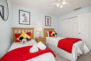 5 bedrooms, desk, iron/ironing board, free WiFi - 5 bedroom home watersong resort (Davenport)