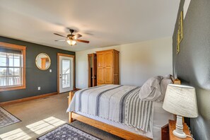 4 bedrooms, iron/ironing board, travel cot, Internet