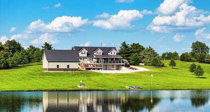 Pond Access & Fishing: 'Cedar Lodge' in Versailles