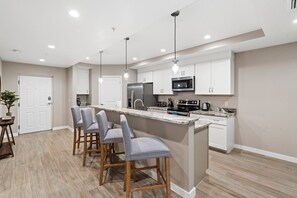 Fridge, microwave, oven, stovetop - Gulf Access with Boat Slip, Heated Saltwater Pool, Dog-Friendly - Bacino Vista #204 - Roelens (Cape Coral)