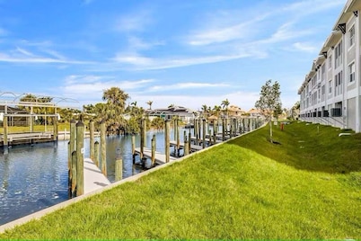 Gulf Access with Boat Slip, Heated Saltwater Pool, Dog-Friendly - Bacino Vista #204 - Roelens