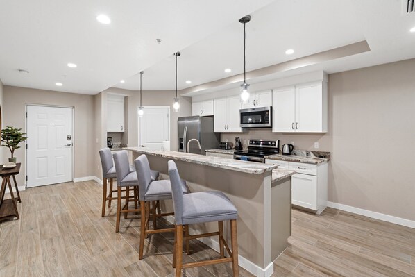 Een koelkast, een microgolfoven, een oven, een kookplaat