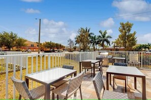 Outdoor dining - Gulf Access with Boat Slip, Heated Saltwater Pool, Dog-Friendly - Bacino Vista #205 - Roelens (Cape Coral)